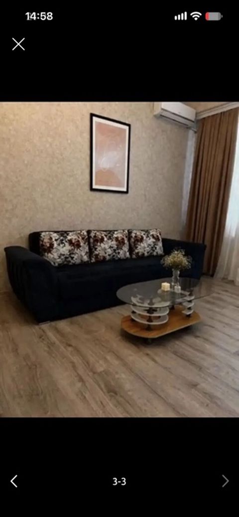 Geniş oturacaqlı 3 yastıqlı divan. Xüsusiyyətlər: - Rəng: tünd qara — Bakı