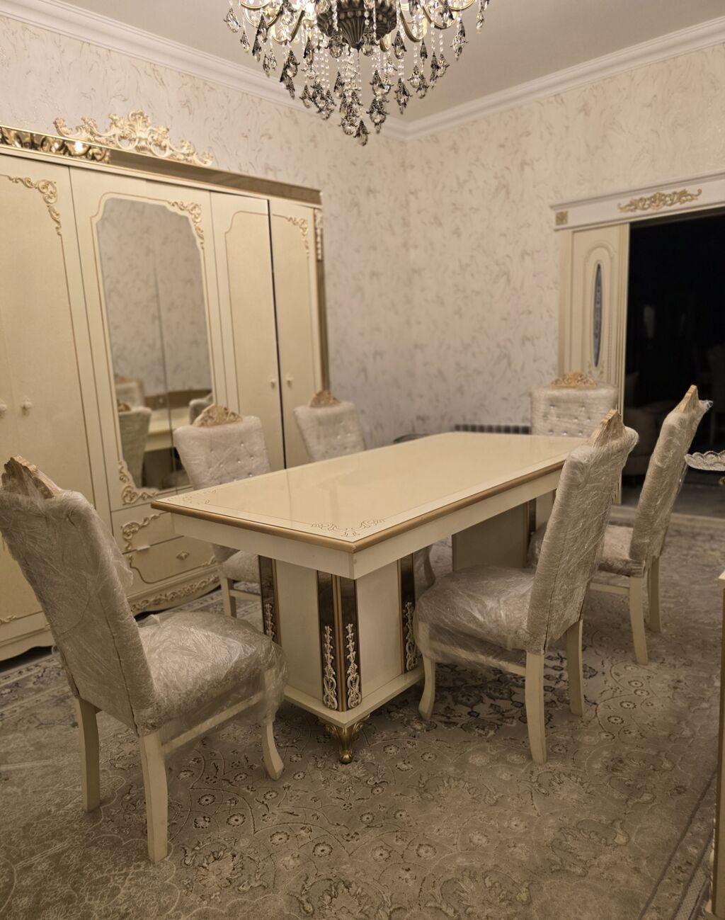 Klassik üslubda qonaq otağı dəsti Tərkibi: - Dikdörtqan formalı, krem — Masalar və stullar, Gəncə