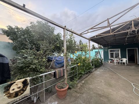 Həyət evi və geniş həyət sahəsi - Açıq həyət: Beton örtüklü geniş — Bakı
