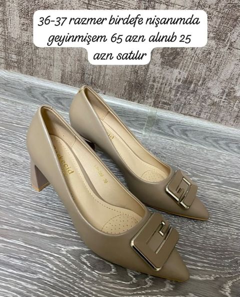 Qadın tuflisi – bej rəng, uclu burunlu, orta hündürlüklü kvadrat — Bakı