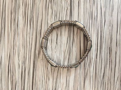 Metall elastik qolbaq – yaşıl dekorativ daşlarla - Material: gümüşü — Bakı