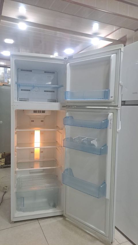 İki qapılı məişət soyuducusu (üst kamera – dondurucu, alt kamera — Digah