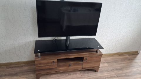 Televizor və TV stendi dəsti - Ekran: təxminən 43–50 düym arası düz — Masazır