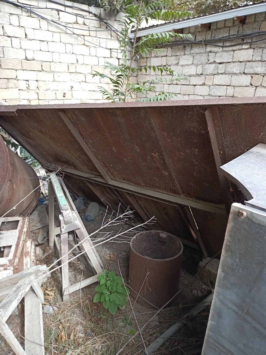 Metalkonstruksiya anqar qapıları və elementləri Məhsul təsviri — Pəncərələr, qapılar, balkonlar, Bakı (2)
