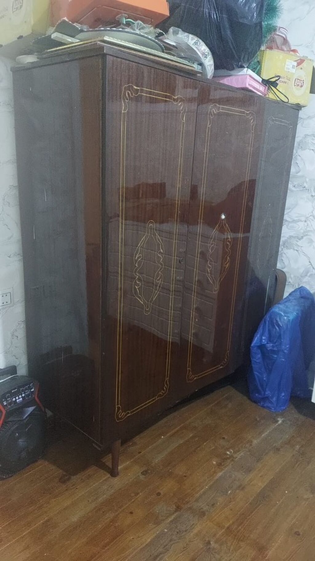 Üç qapılı klassik şkaf - Material: taxta karkas, parlaq tünd qəhvəyi — Şkaflar, Xırdalan