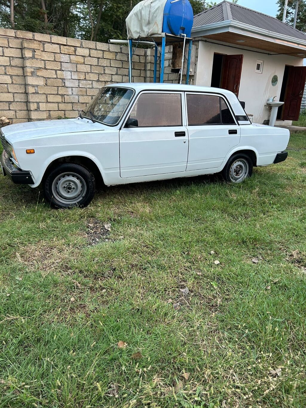 VAZ 2107 sedan – ağ rəng, 4 qapı, arxaötürücülü klassik model 99-NE-691 — Avtomobillər, Bərdə (2)