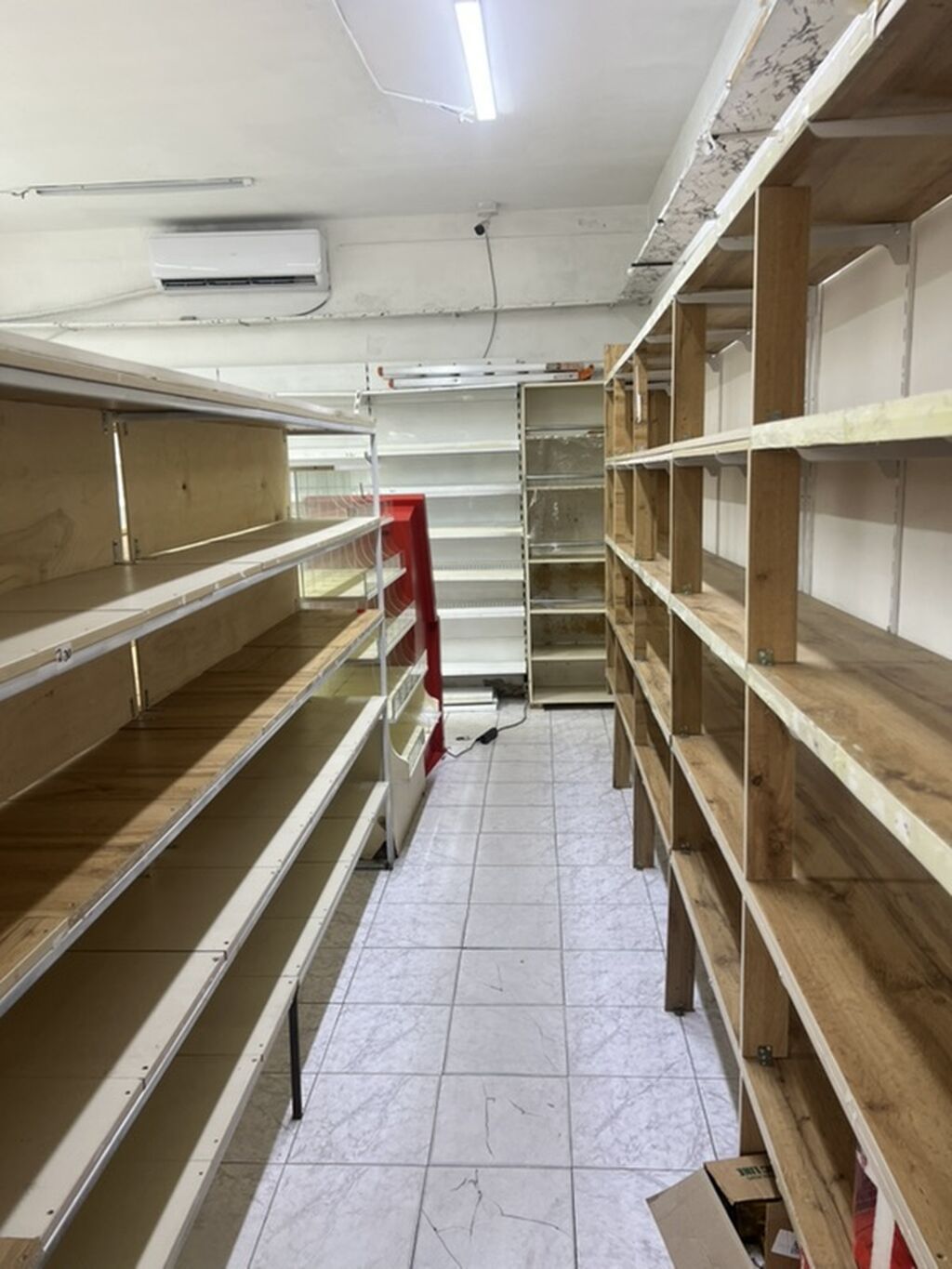 Mağaza avadanlıqları paketi Təsvir: - Şüşəli içki soyuducuları: 2 — Vitrini, Masazır (2)