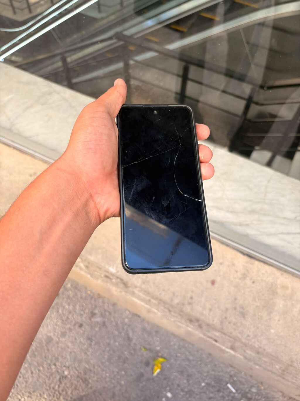 Real aliciya hormət olacaq ekraninda problem yoxdu yerə dusub — Digər smartfonlar, Bakı (3)