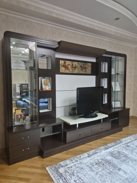 Qonaq otağı üçün iri ölçülü TV stendi və vitrinli dəst - Material — Bakı