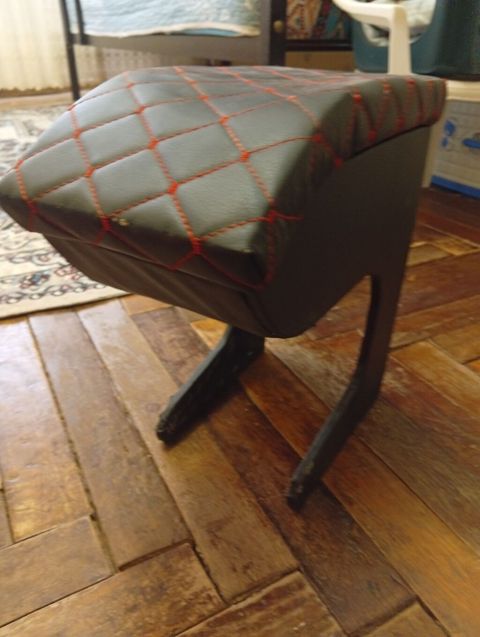 Avtomobil üçün orta qolaltı (armrest) – qara dərimsi material, qırmızı — Bakı