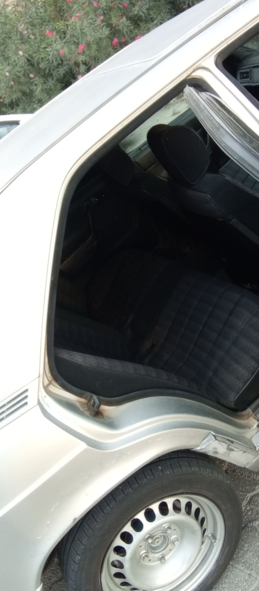 Mercedes-Benz 190 (W201) sedan - Kuzov: 4 qapılı sedan, gümüşü rəng — Avtomobillər, Masazır (7)
