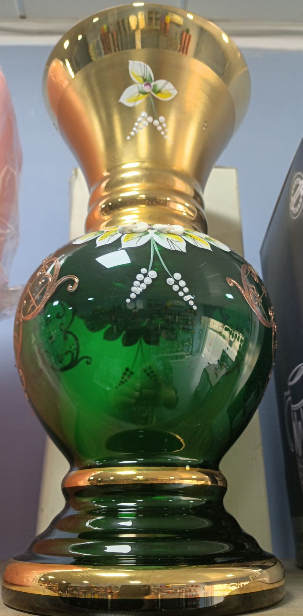 Bir vaza — Vaazalar, kreslolar, süni çiçəklər, Digah (2)