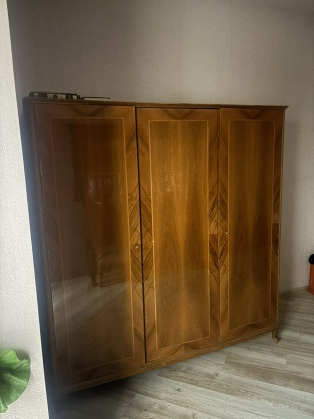 Üç qapılı taxta paltar şkafı - Material: təbii ağac, parlaq cila ilə — Şkaflar, Bakı
