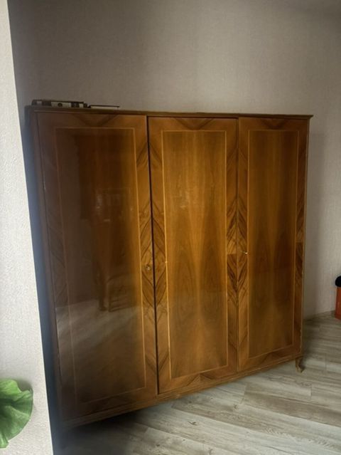 Üç qapılı taxta paltar şkafı - Material: təbii ağac, parlaq cila ilə — Bakı