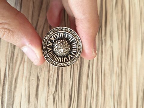 Antik üslubda dekorativ üzüklü broş – dairəvi forma, yuxarı hissədə — Bakı