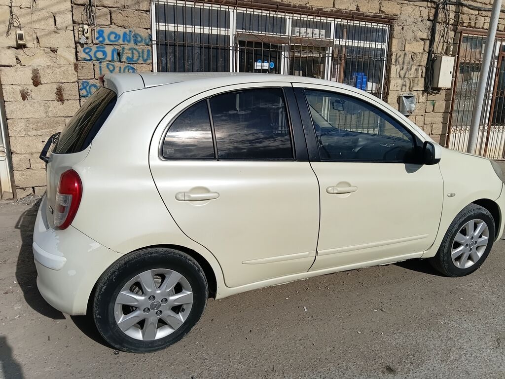 Nissan Micra hetçbek avtomobil. Ağ rəngli кузов, 5 qapılı kompakt — Avtomobillər, Bakı (3)