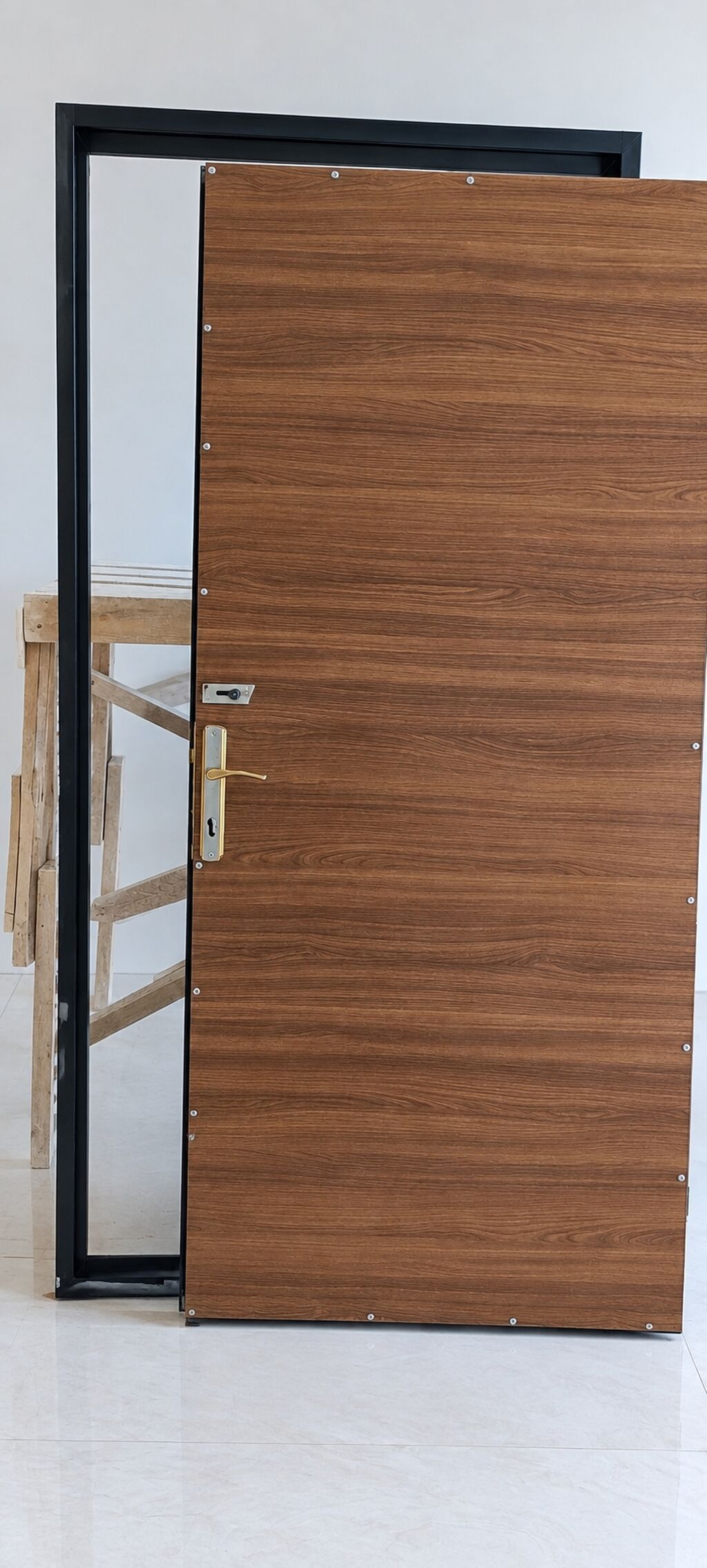 Mənzil üçün dəmirdən giriş qapı. Qapının üzərində kilid mövcuddur — Pəncərələr, qapılar, balkonlar, Bakı (2)