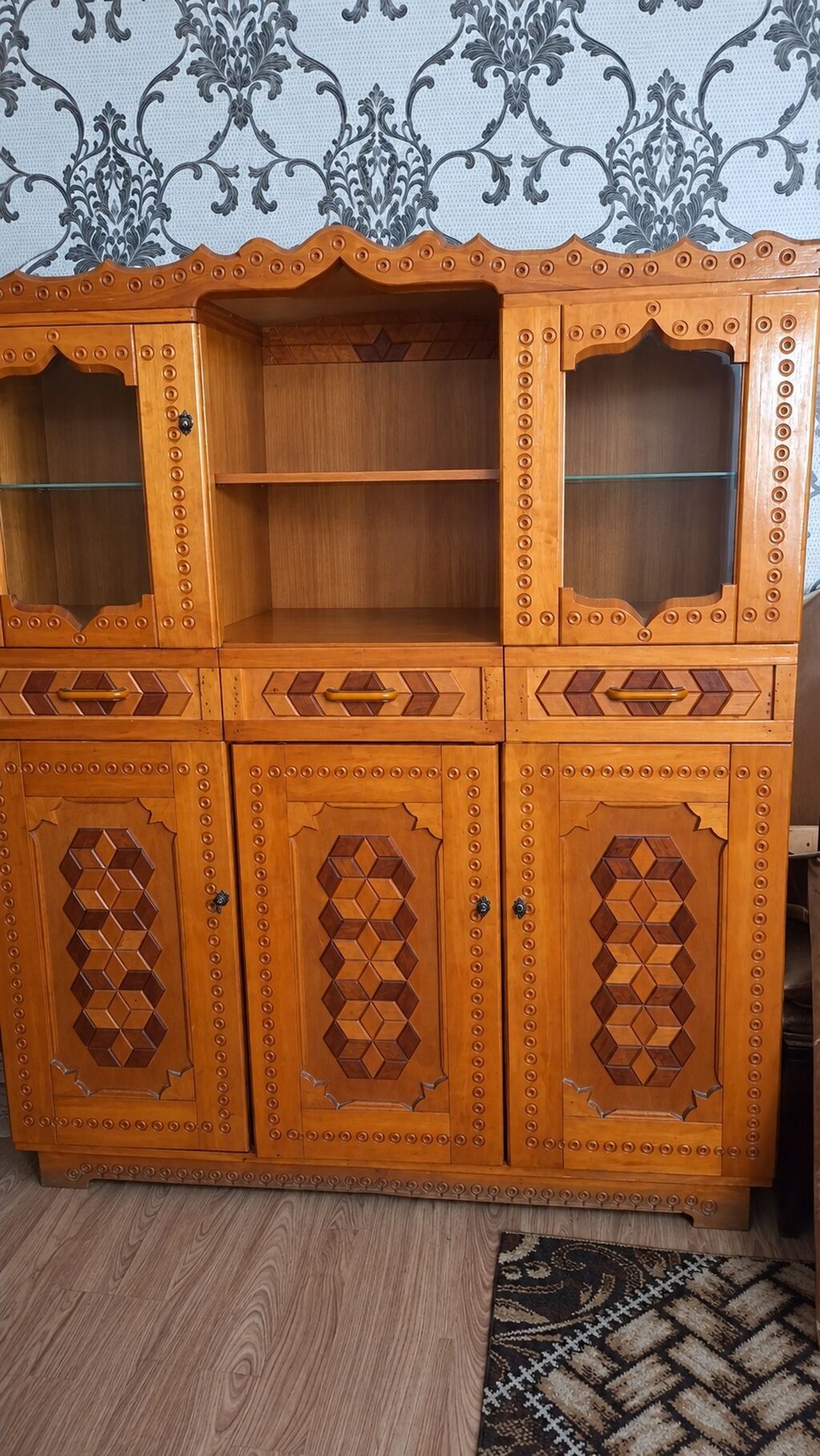 Taxta vitrin/li̇vit şkaf - Material: tam ağac (isti bal rəng — Şkaflar, Balakən (4)