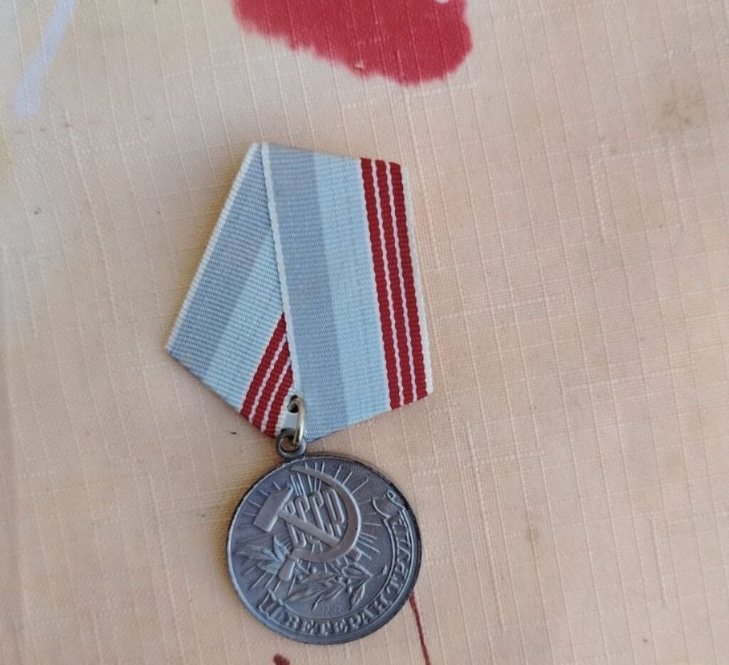 2 si 50 manatdi.Məhsul: Ssri “Əmək Veteranı” medalı (2 ədəd) Təsvir — Etiketlər, medallar, nişanlar, Xırdalan (2)