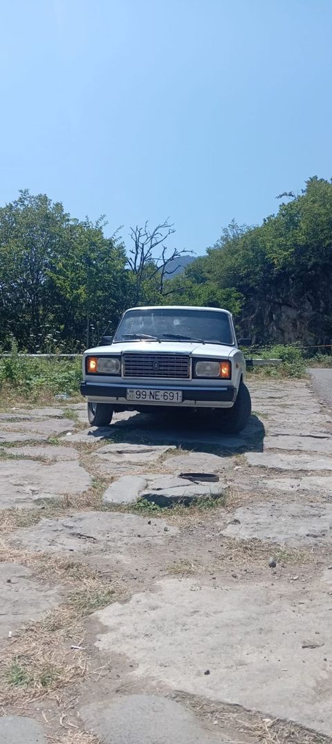 VAZ 2107 sedan – ağ rəng, 4 qapı, arxaötürücülü klassik model — Bərdə