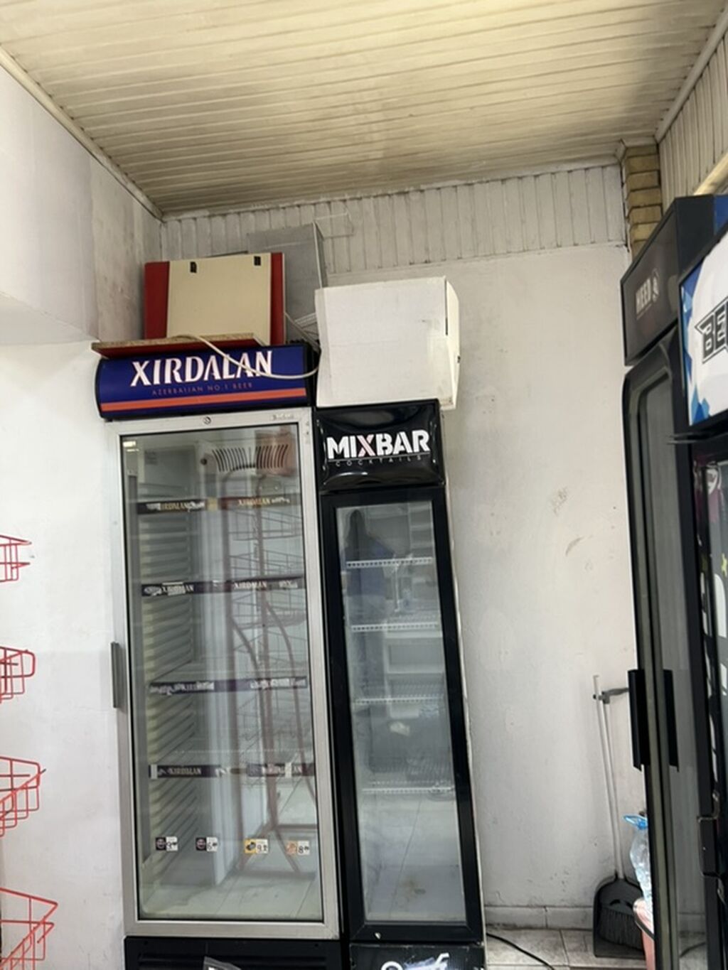 Mağaza avadanlıqları paketi Təsvir: - Şüşəli içki soyuducuları: 2 — Vitrini, Masazır