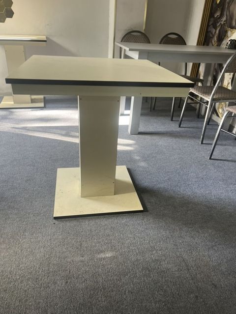 Masa – kvadrat formalı, tək ayaqlı dayaq sistemi ilə. - Rəng: açıq — Bakı