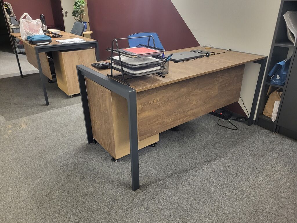 Masaüstü iş stolu – metal karkaslı, ağac teksturalı laminat səthlə — Ofis mebeli, Bakı (4)