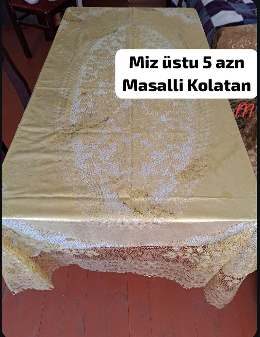 Masa örtüyü – qızılı rəngdə, dairəvi-oval mərkəz naxışlı. - Material — Mətbəx tekstili, Masallı