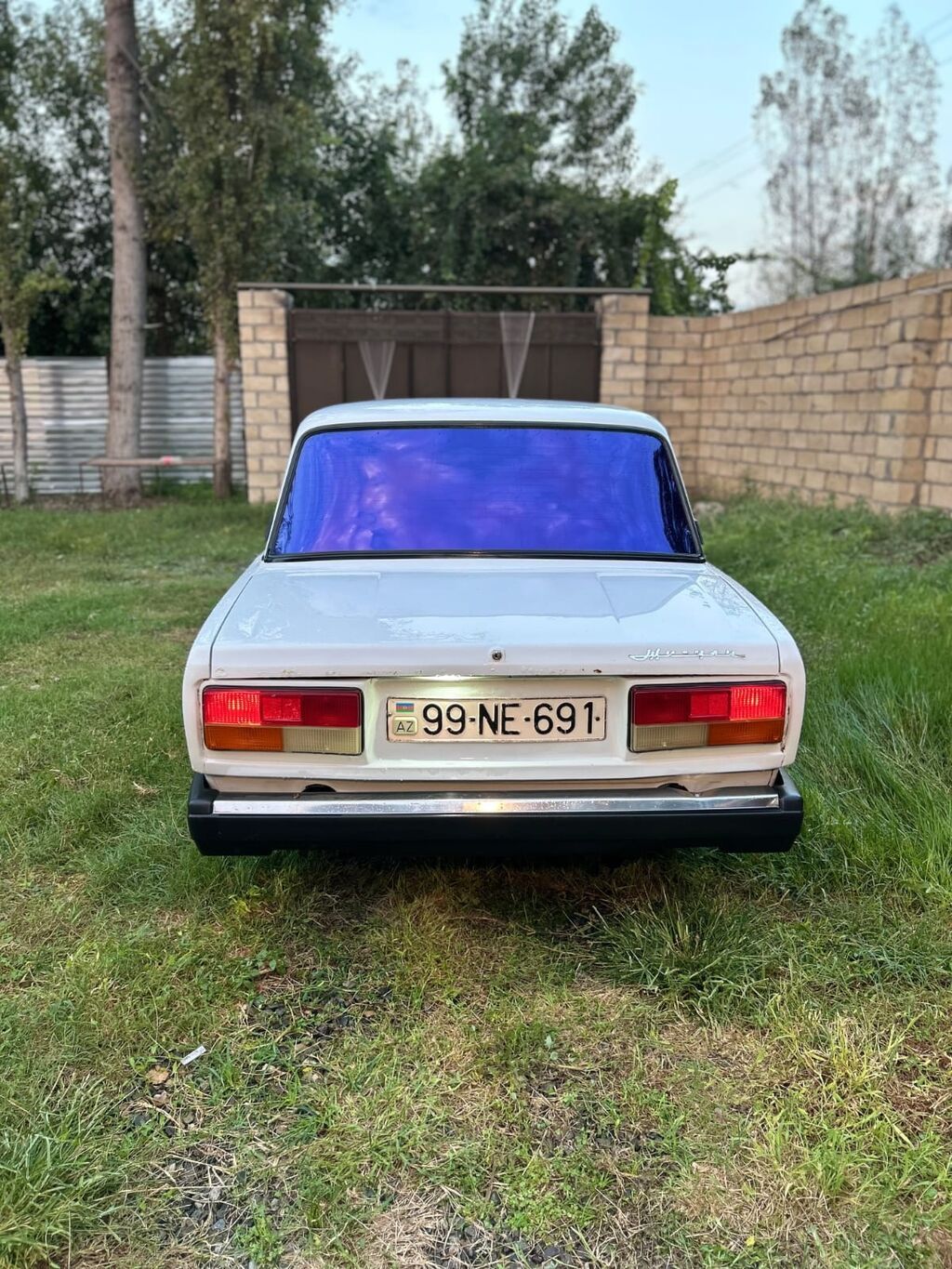 VAZ 2107 sedan – ağ rəng, 4 qapı, arxaötürücülü klassik model 99-NE-691 — Avtomobillər, Bərdə (6)