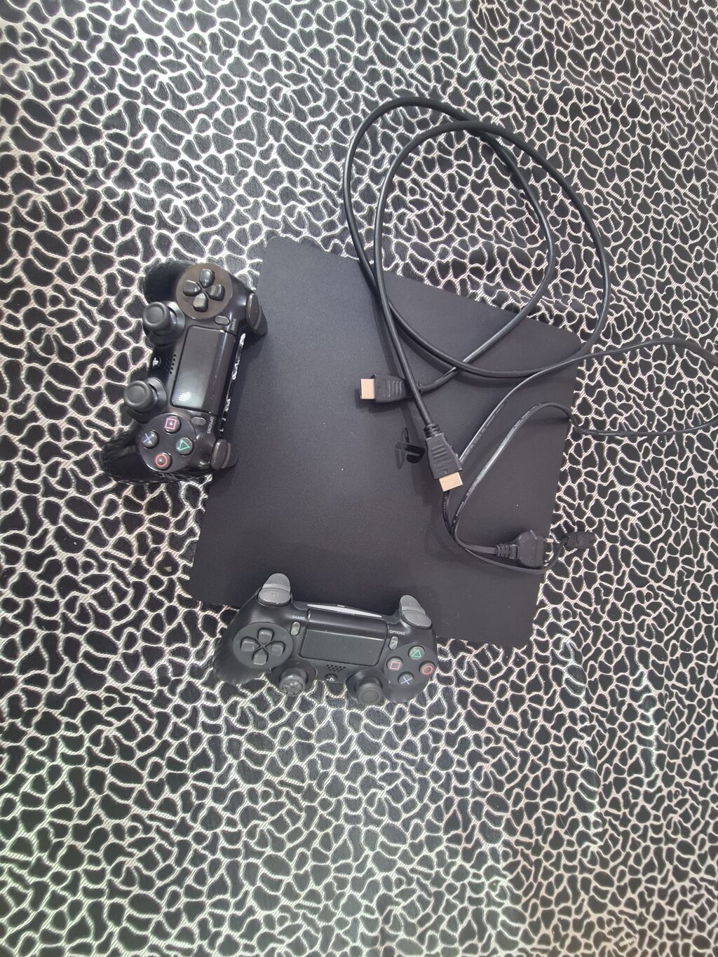 PlayStation 4 Slim konsolu dəsti Xüsusiyyətlər: - Model: PS4 Slim — Oyun konsolları, Bakı