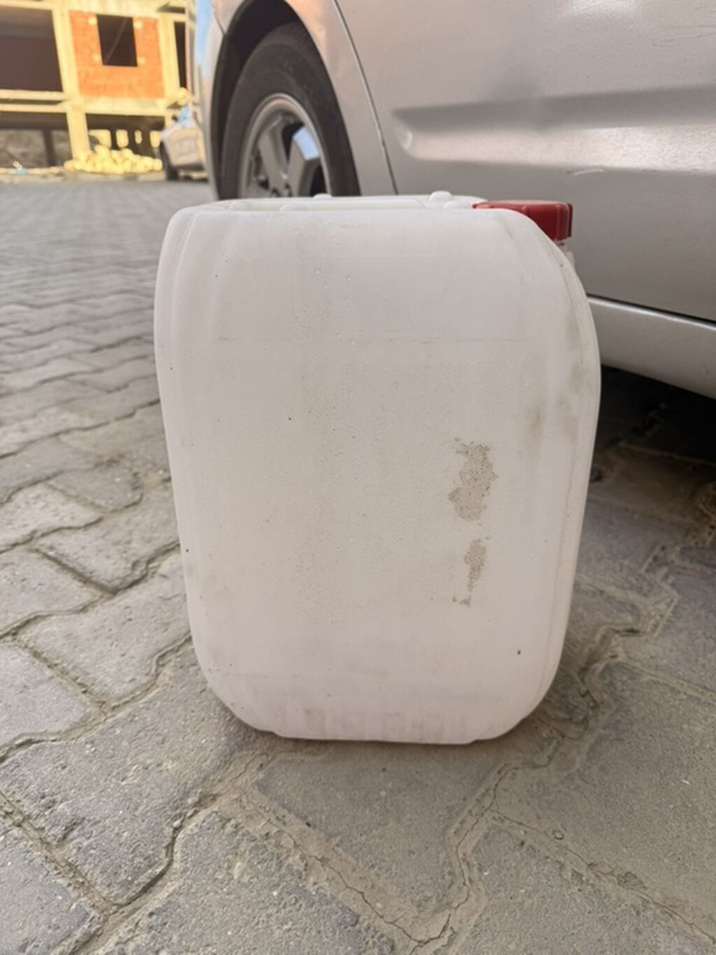 Plastik kanistr (bidon) - Həcm: təxminən 20–25 litr - Material — Su çənləri, kanisterləri, bochkalar, Masazır