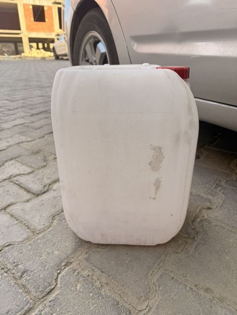 Plastik kanistr (bidon) - Həcm: təxminən 20–25 litr - Material — Masazır