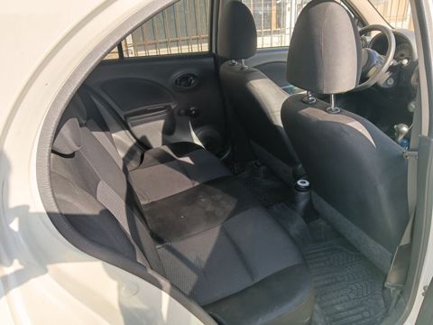 Nissan Micra hetçbek avtomobil. Ağ rəngli кузов, 5 qapılı kompakt — Bakı