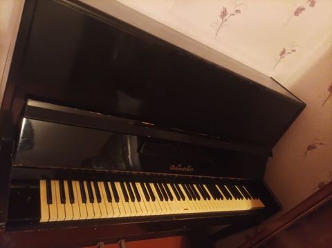 Upright piano – “Orłała/Orłaba” yazılı loqo (şriftə bənzər latın-kiril — Bakı