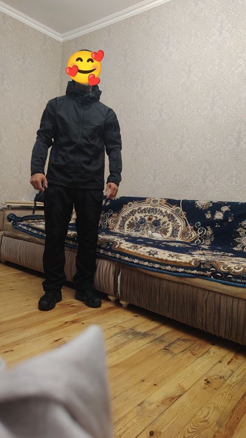 Qara rəngli kişi üçün texniki üst geyim dəsti. ayaqabi ise ayri 42 — Güzdək