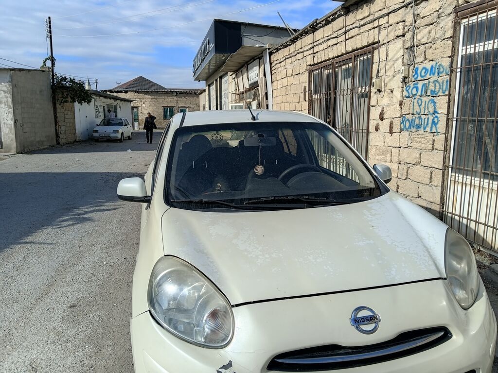 Nissan Micra hetçbek avtomobil. Ağ rəngli кузов, 5 qapılı kompakt — Avtomobillər, Bakı (5)