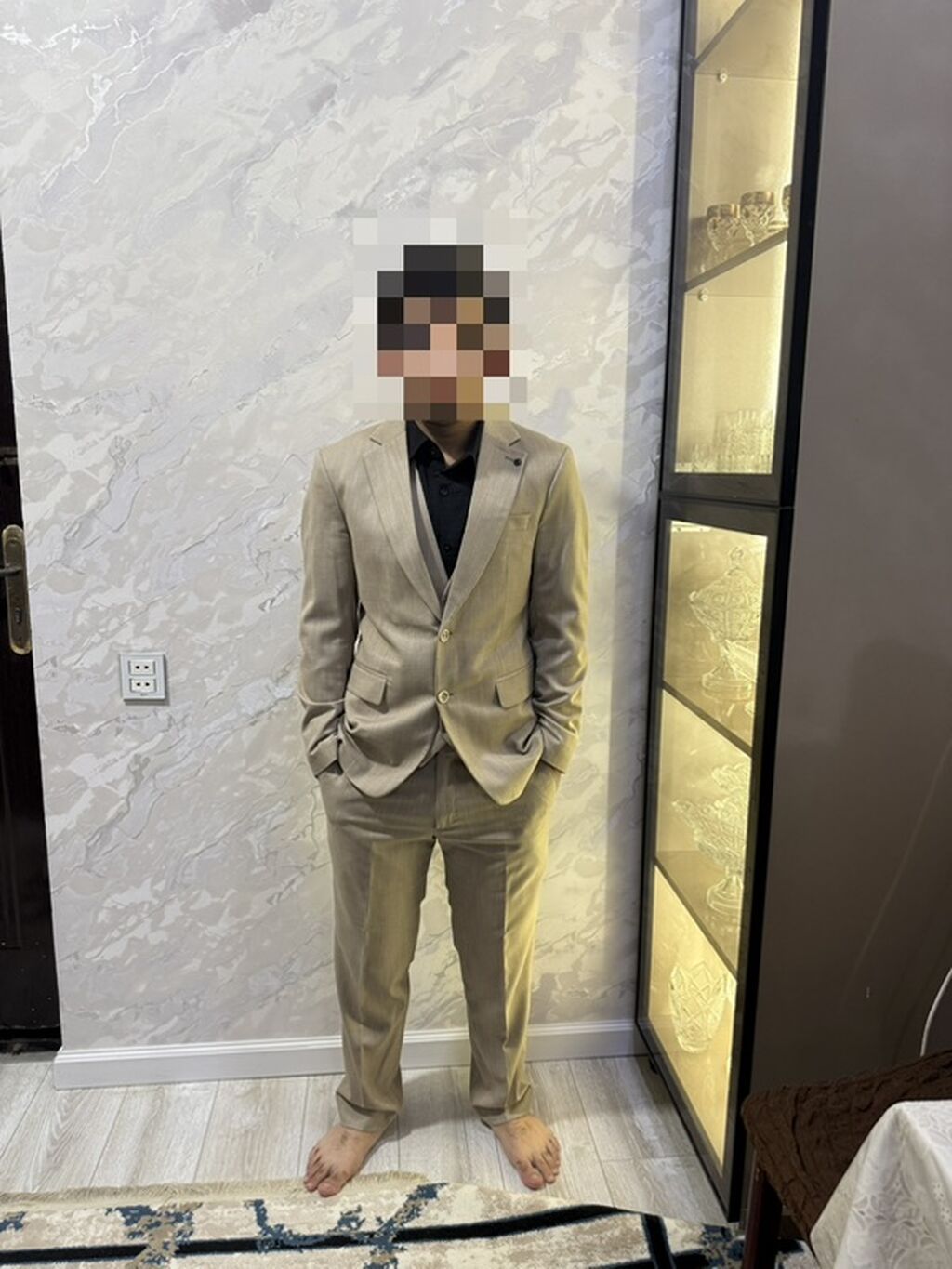 Üçlü kişi kostyumu – bej rəng Tərkib: - 1 ədəd iki düyməli pencək — Kostyum, Masazır