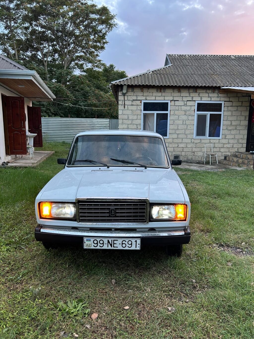 VAZ 2107 sedan – ağ rəng, 4 qapı, arxaötürücülü klassik model 99-NE-691 — Avtomobillər, Bərdə (5)