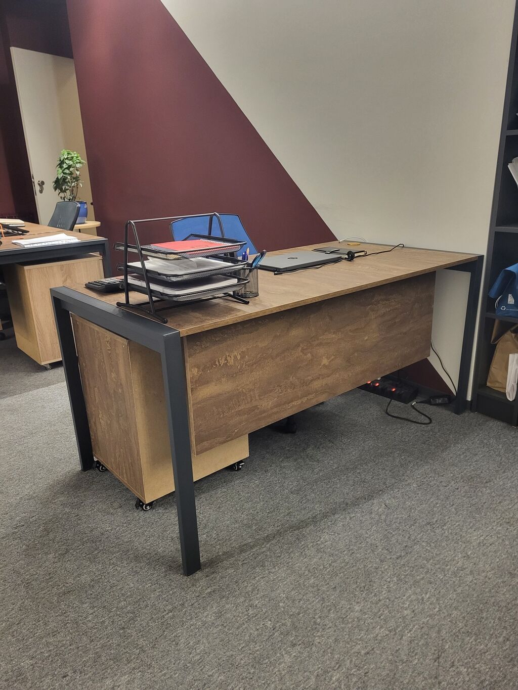 Masaüstü iş stolu – metal karkaslı, ağac teksturalı laminat səthlə — Ofis mebeli, Bakı (5)