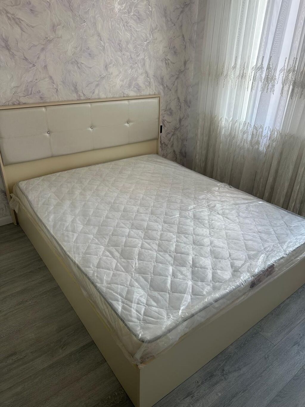 Taxt 150 azn Yenidi, istifadə olunmayıb. Ölçü 2*1.60. ünvan Yasamal — Yataqlar, Bakı