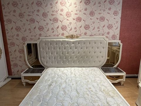 Klassik üslubda dəbdəbəli yataq dəsti - Yataq karkası: ağ krem — Bakı