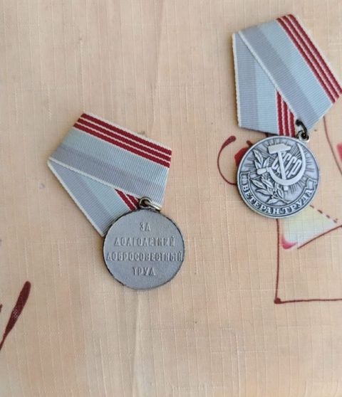 2 si 50 manatdi.Məhsul: Ssri “Əmək Veteranı” medalı (2 ədəd) Təsvir — Xırdalan
