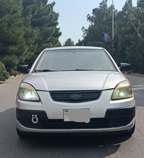 Kia Rio sedan (gümüşü rəng). Kompakt və sərfəli şəhər avtomobili — Bakı