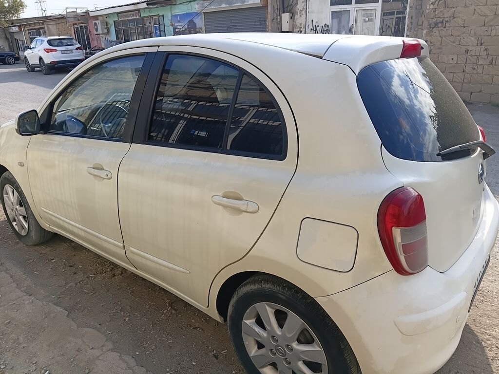 Nissan Micra hetçbek avtomobil. Ağ rəngli кузов, 5 qapılı kompakt — Avtomobillər, Bakı (4)