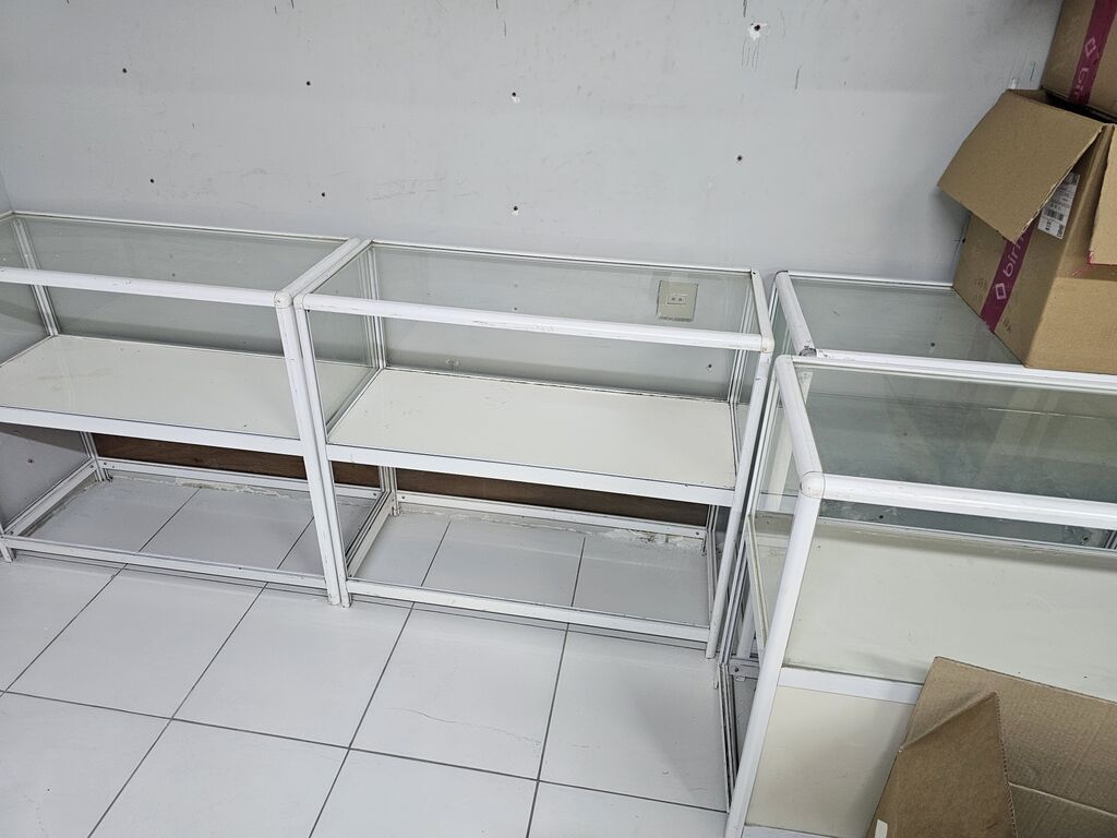 Mağaza vitrini və şüşə vitrin stendləri - Material: ağ metal karkas — Vitrini, Bakı