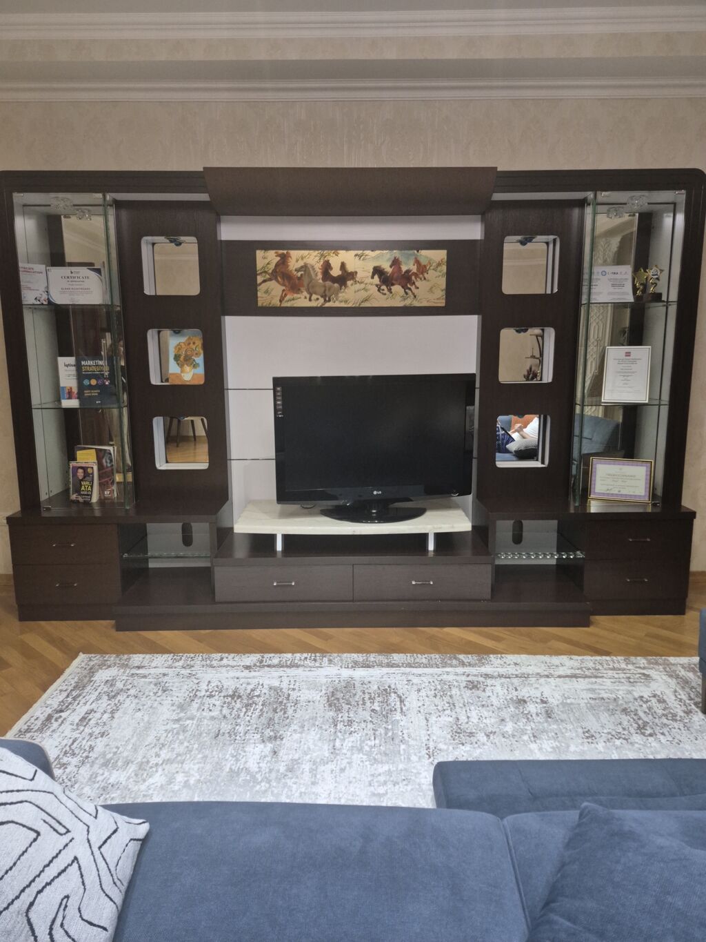 Qonaq otağı üçün iri ölçülü TV stendi və vitrinli dəst - Material — Qonaq otağı üçün, Bakı (2)