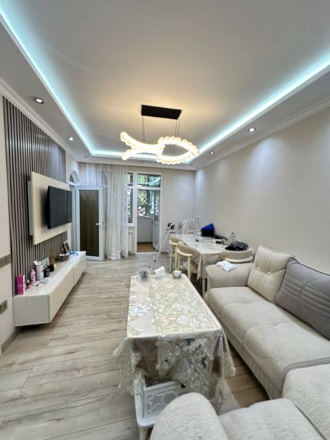 Satılır 3 otaqlı köhnə tikili 88 m² — Bakı