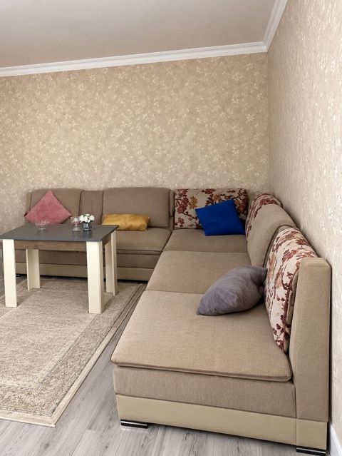 Divan satılır 300₼. Köç səbəbi ilə satılır. Ünvan — Bakı