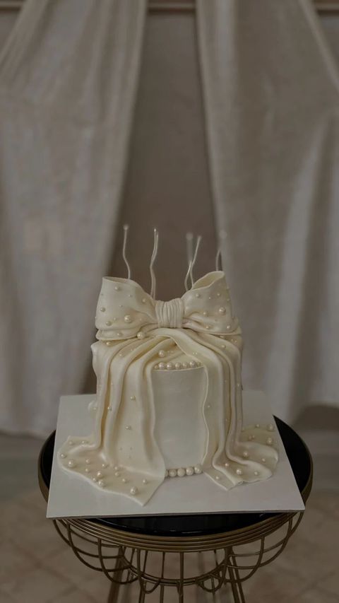 Təsvir: - Şəkərlə işlənmiş elegant tortlar – doğum günləri və xüsusi — Digah