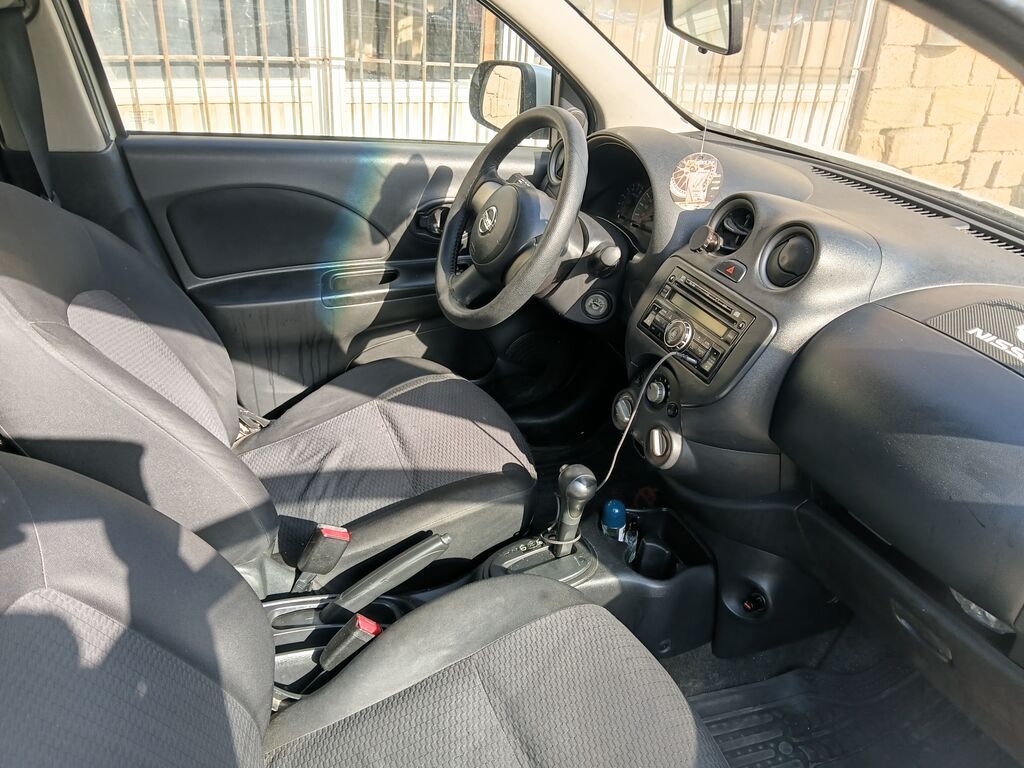 Nissan Micra hetçbek avtomobil. Ağ rəngli кузов, 5 qapılı kompakt — Avtomobillər, Bakı (2)